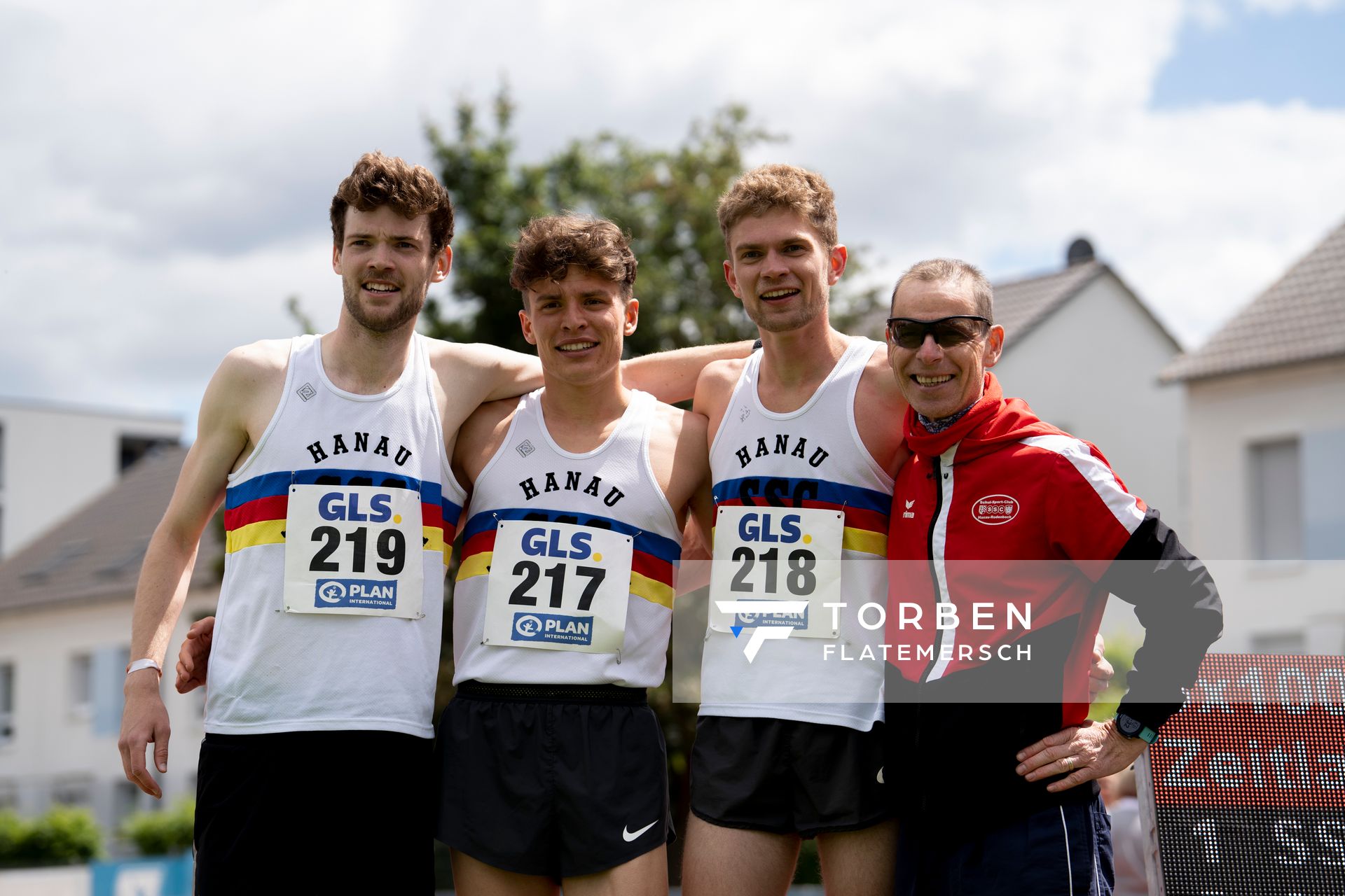 Julius Martiny (SSC Hanau-Rodenbach), Marius Abele (SSC Hanau-Rodenbach), Lukas Abele (SSC Hanau-Rodenbach) mit ihrem Trainier am 29.05.2022 waehrend der Deutschen Meisterschaften Langstaffel im Otto-Schott-Sportzentrum in Mainz